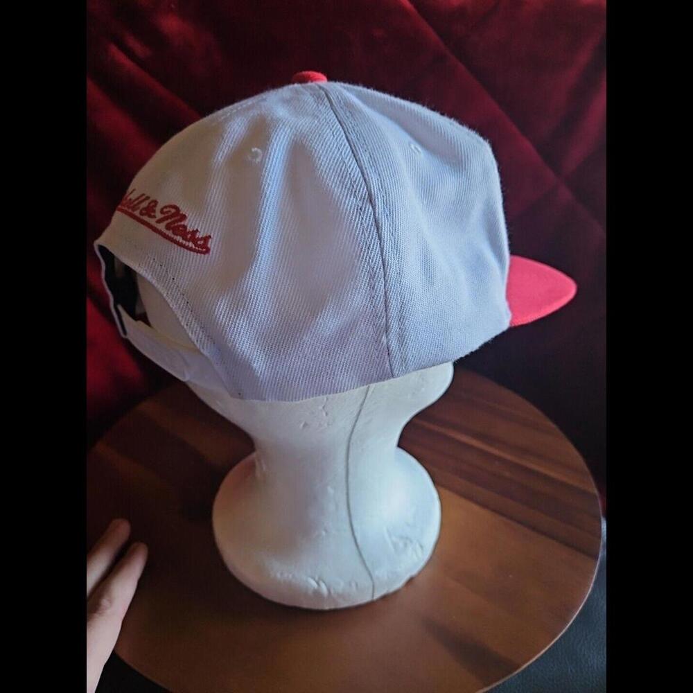 Mitchell & Ness Core Basic Chicago Bulls Wht/Red Snapback OSFA - Picture 5 of 7